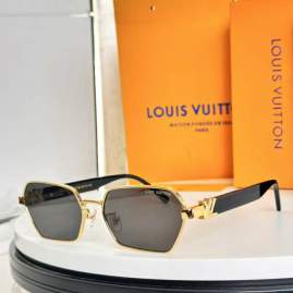 Picture of Louis Vuitton Sunglasses _SKUfw76720645fw
